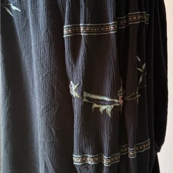 American Eagle 🦅 Outfitters black embroidered off the shoulder top size large - Picture 2 of 3